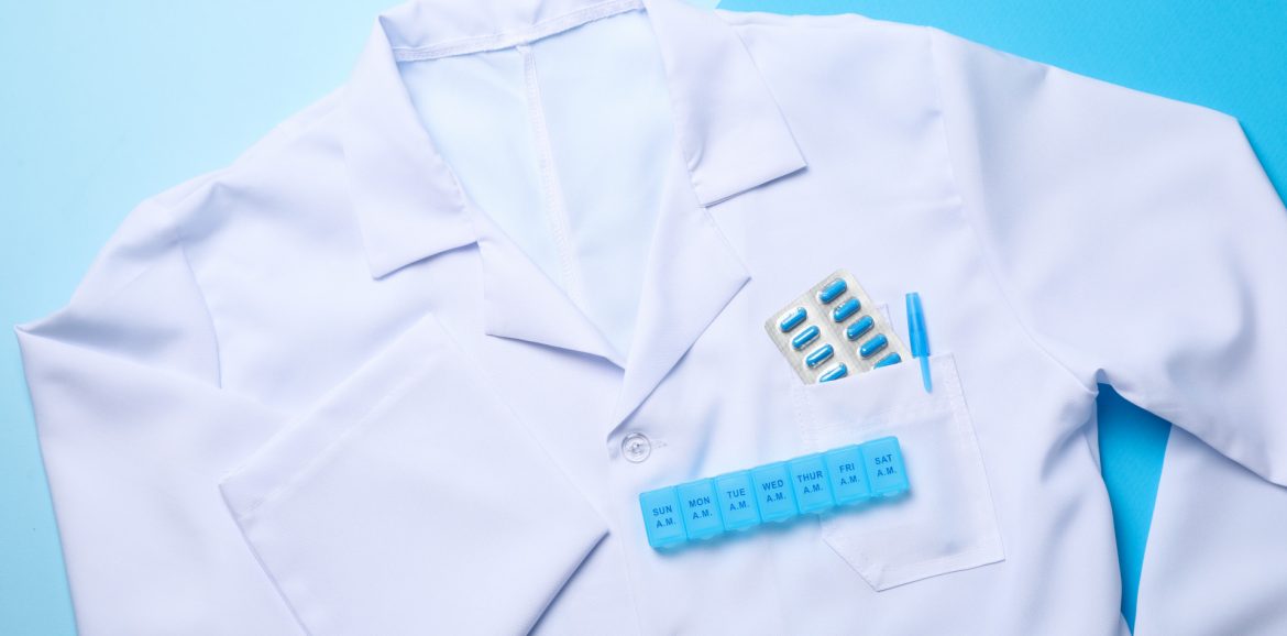 Pourquoi choisir une blouse de pharmacie adaptée aux femmes et aux hommes ?